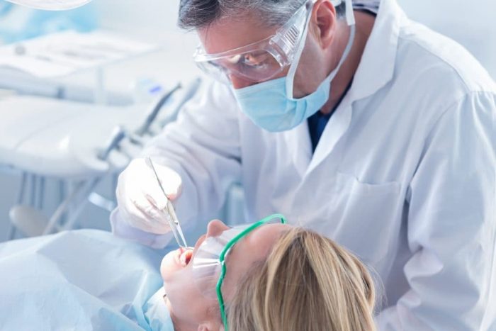 歯科医師の年収は570万円 将来性や女性の働き方についても解説 Career Picks