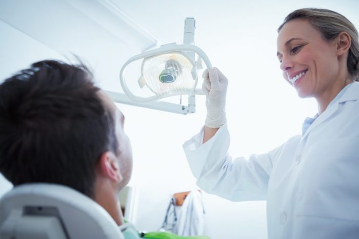 歯科医師の年収は570万円 将来性や女性の働き方についても解説 Career Picks